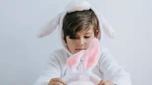 Un niño disfrazado de conejo
