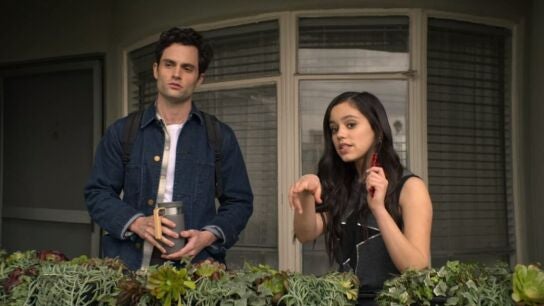Jenna Ortega y Penn Badgley en 'You'