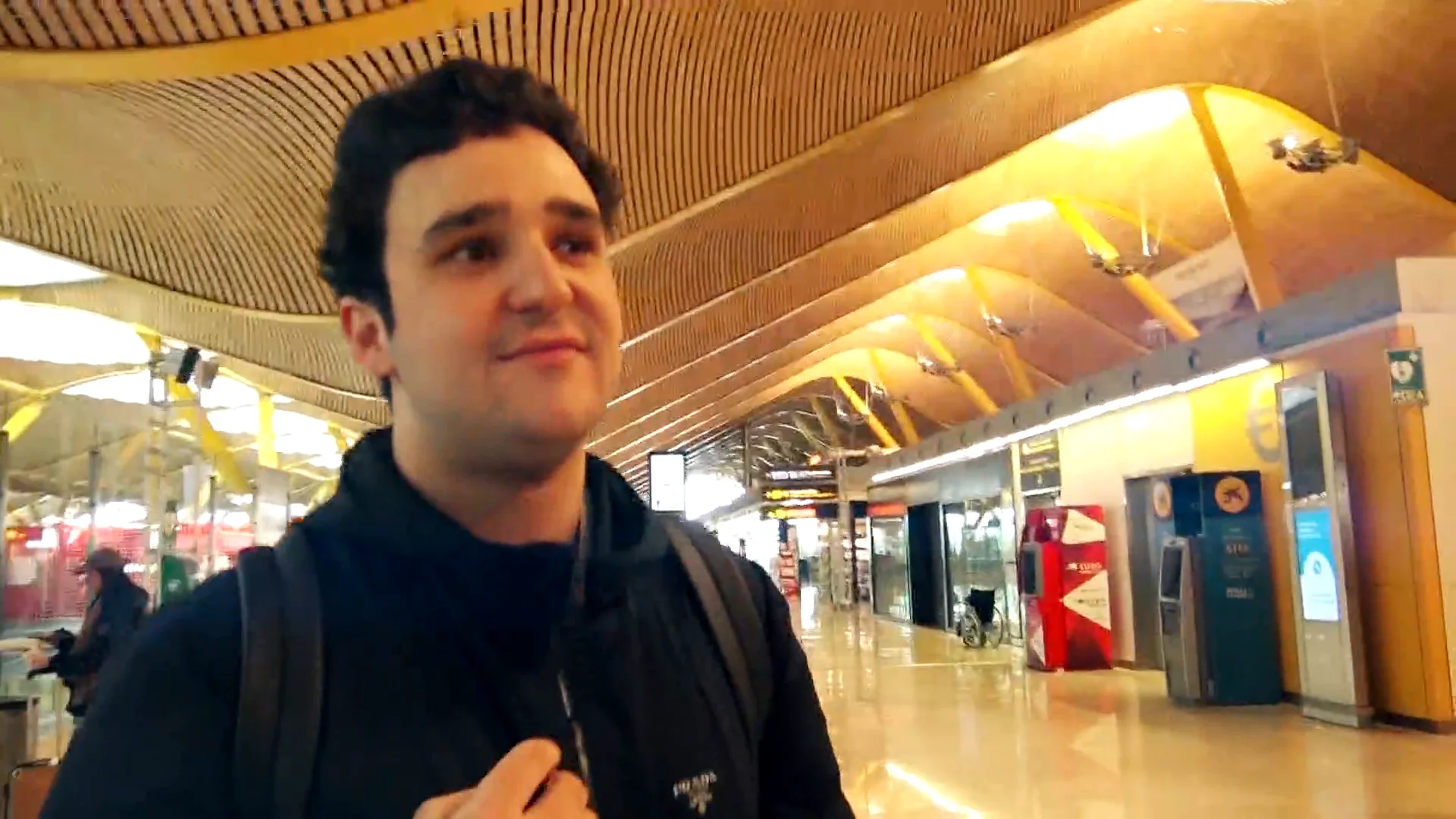 Froil&aacute;n regresa a Abu Dabi despu&eacute;s de refugiarse anoche de los paparazis en casa de unos amigos