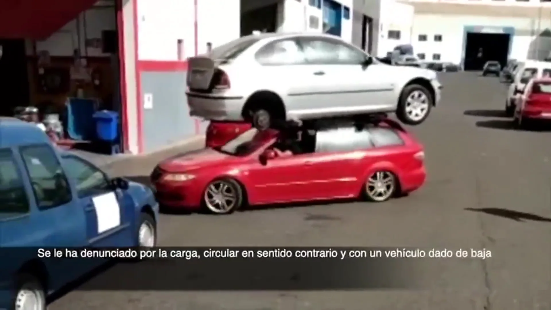 Un coche circula con otro encima suyo Un coche circula con otro encima suyo