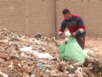 Ali el-Sharkawy recogiendo basura en su ciudad natal