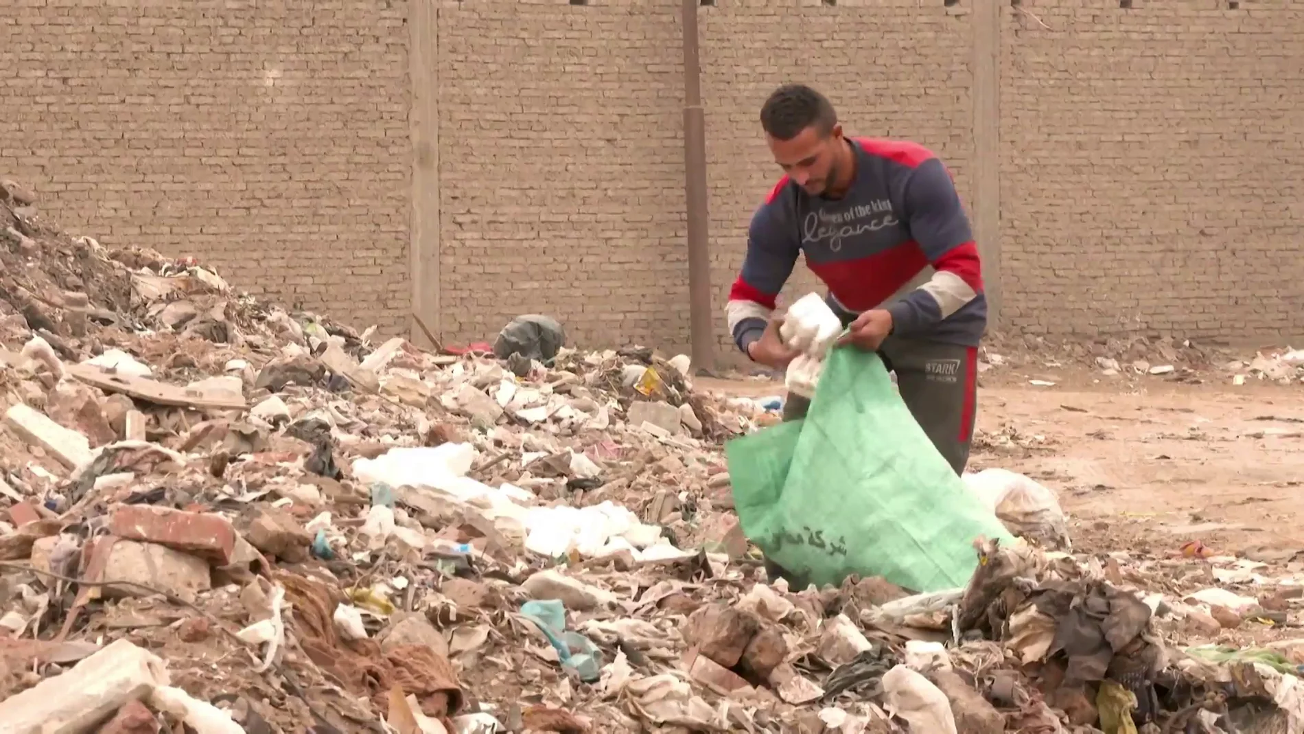 Ali el-Sharkawy recogiendo basura en su ciudad natal
