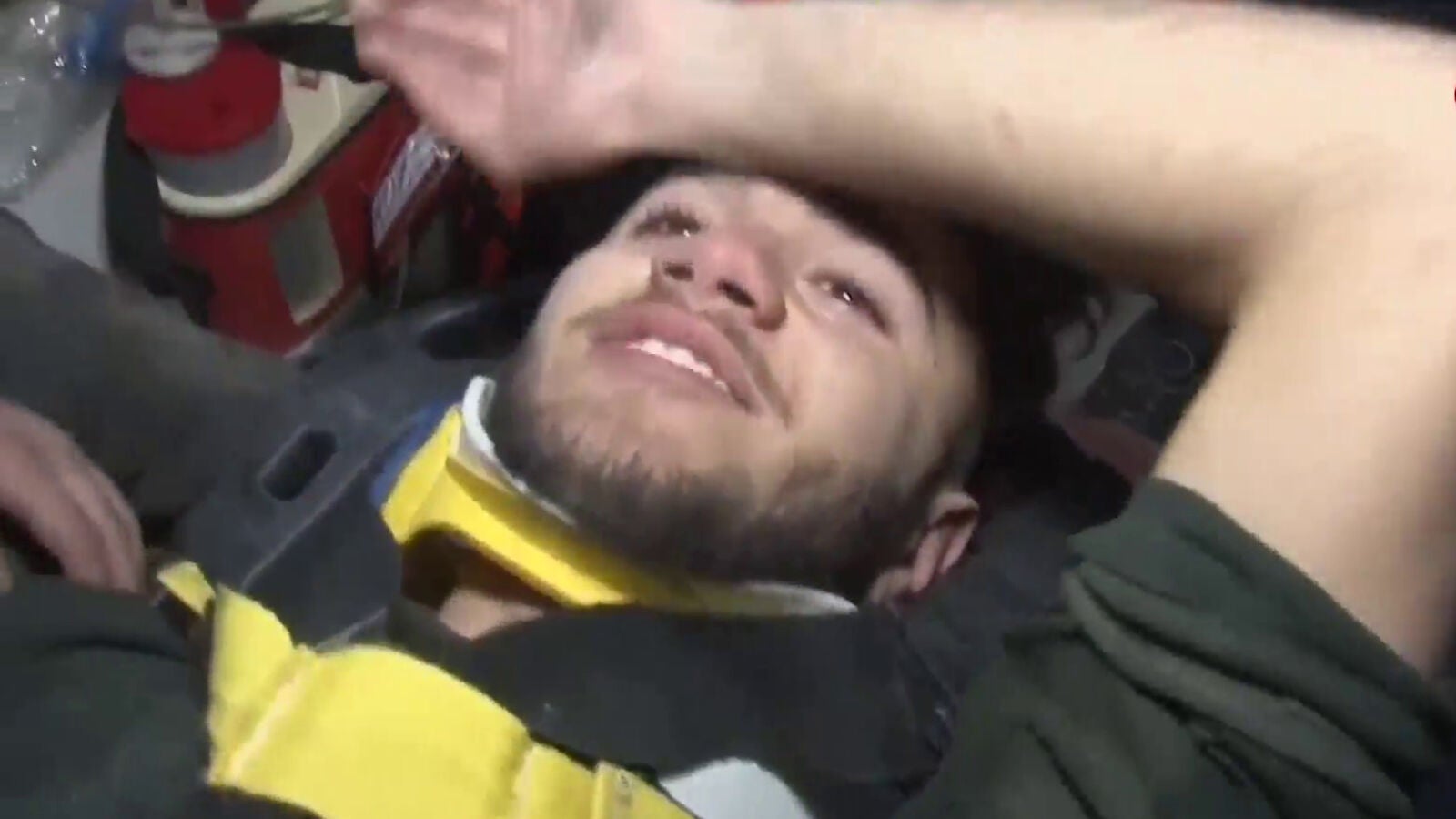 Un joven sobrevive al terremoto de Turquía bebiendo su propia orina: 