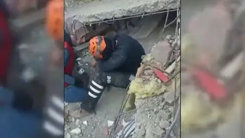 Bombero llorando en Turquia Bombero llorando en Turquia