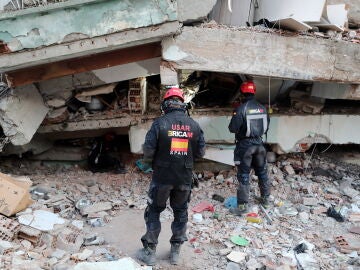 Miembros del servicio de rescate español trabajan en Turquía tras el devastador seísmo