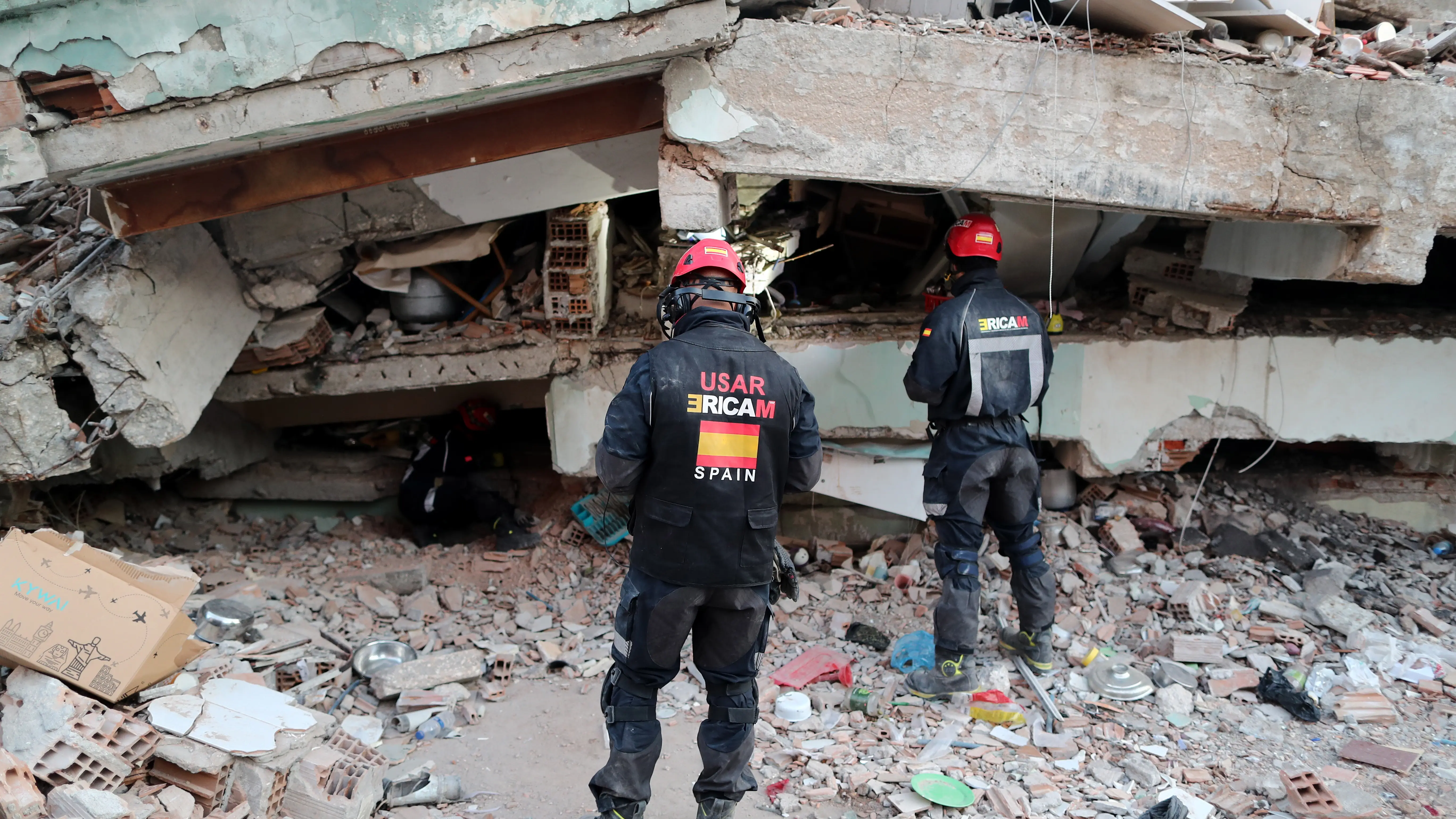 Miembros del servicio de rescate espa&ntilde;ol trabajan en Turqu&iacute;a tras el devastador se&iacute;smo