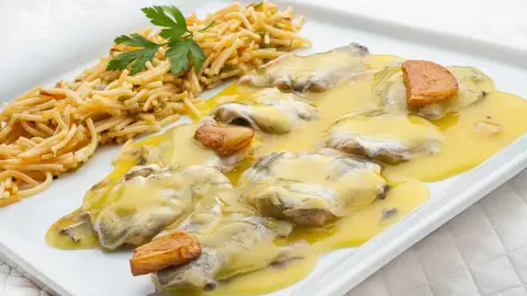 La receta preferida de Arguiñano: kokotxas de merluza al pil pil con fideos La receta preferida de Arguiñano: kokotxas de merluza al pil pil con fideos