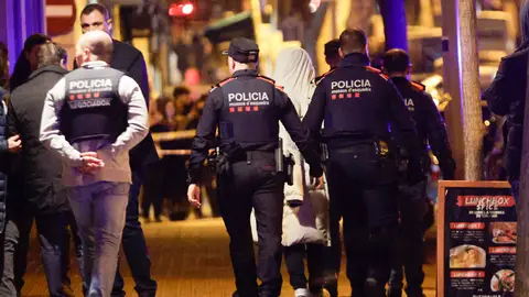 Los Mossos d'Esquadra durante la operación Los Mossos d'Esquadra durante la operación