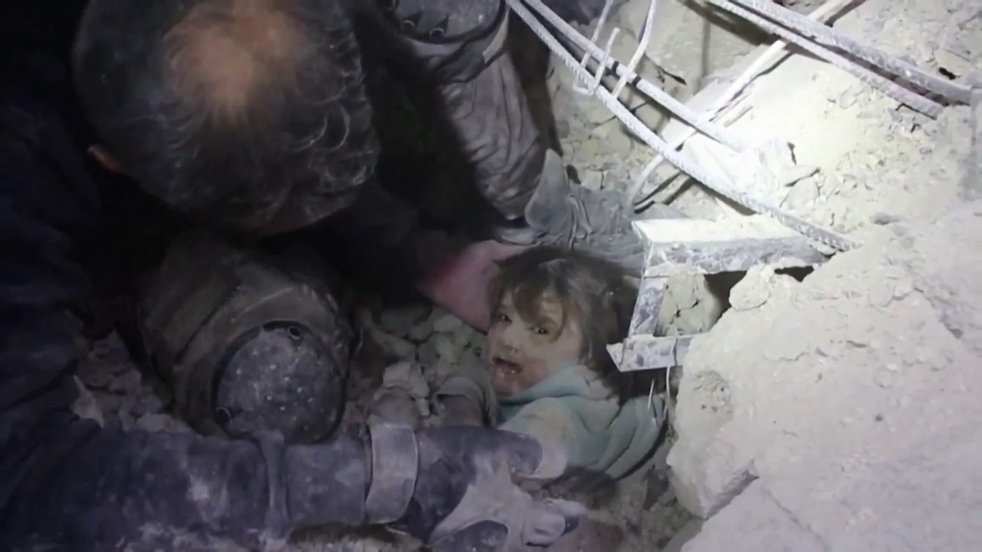 Niña atrapada entre los escombros del terremoto de Turquía y Siria Antena 3 Noticias