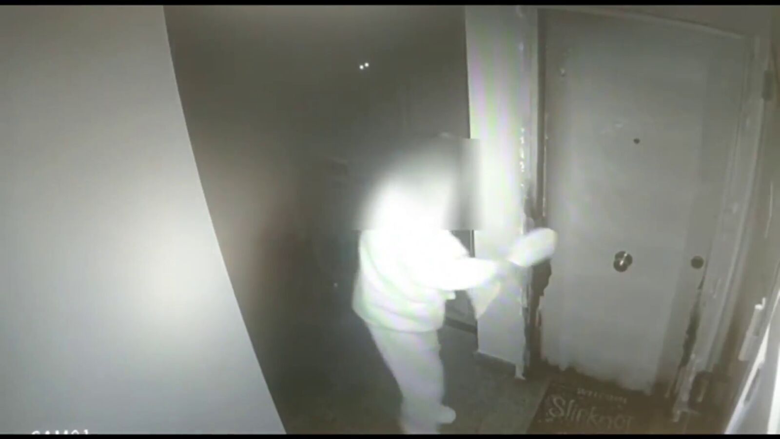 Grabada esparciendo heces en casa de su vecina: 