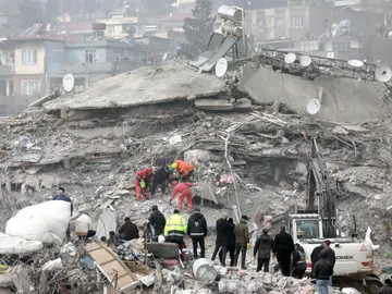 Servicios de emergencias trabajando tras el terremoto Servicios de emergencias trabajando tras el terremoto