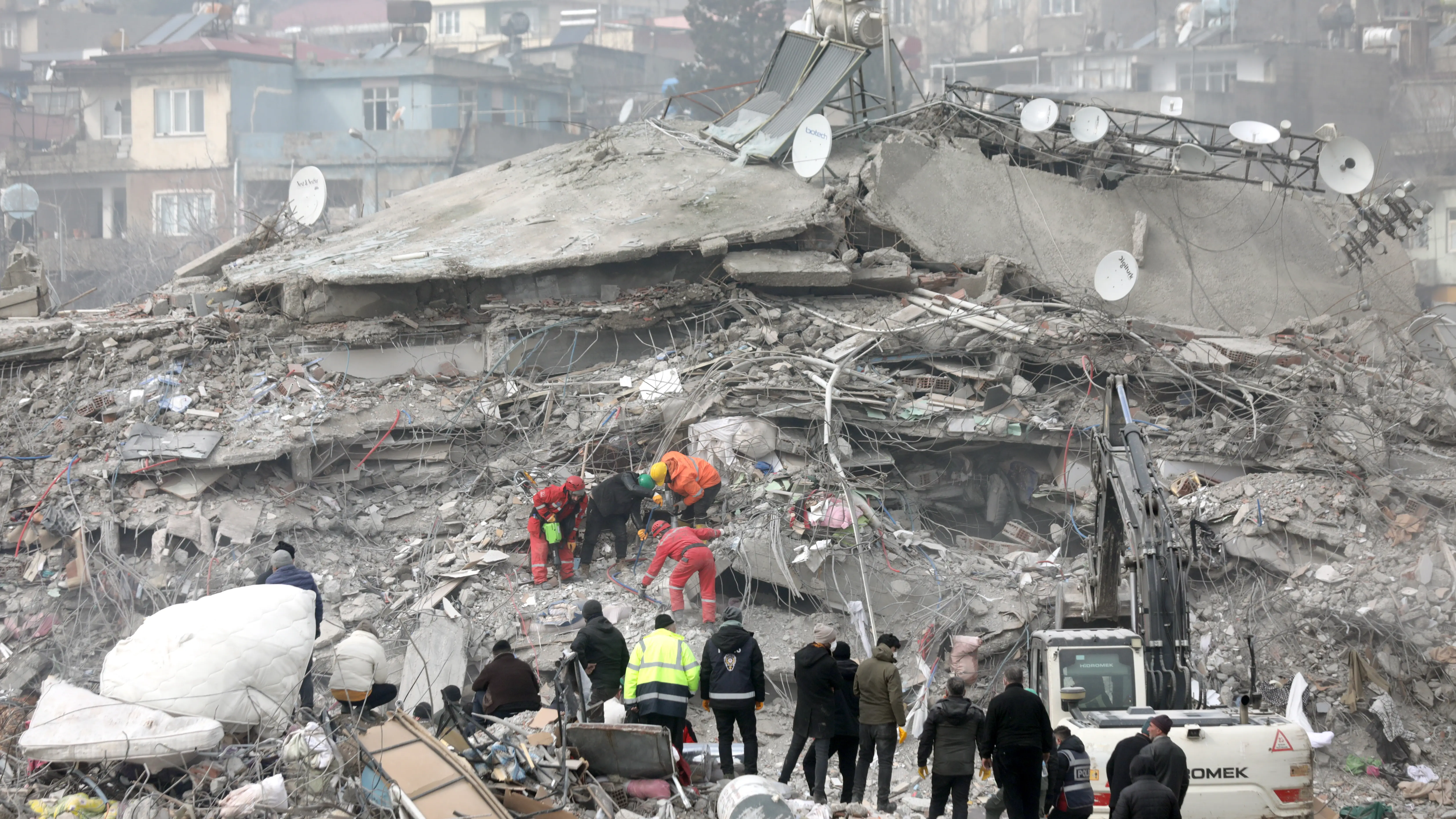 Servicios de emergencias trabajando tras el terremoto Servicios de emergencias trabajando tras el terremoto