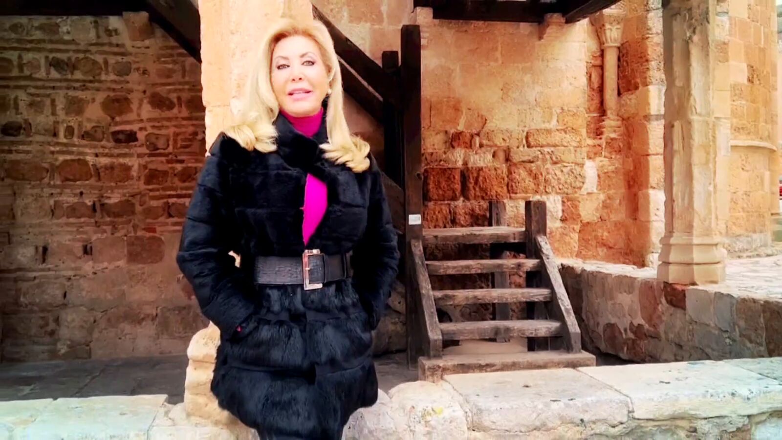 �No hay quien la pare! Norma Duval contin�a su ruta tur�stica por el mundo, esta vez divina en <h3 class='enlacePalabraNoticia'>Ayll�n</h3>