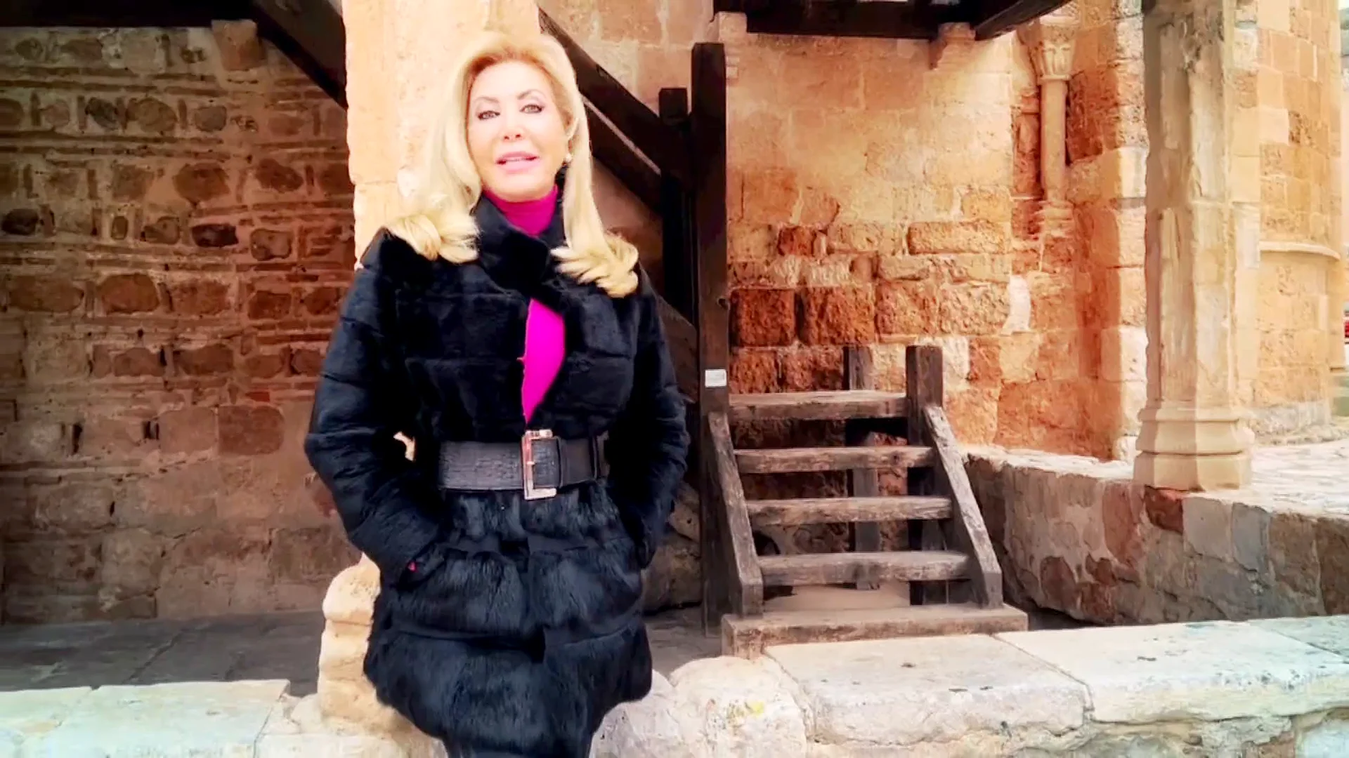 ¡No hay quien la pare! Norma Duval continúa su ruta turística por el mundo, esta vez en Ayllón
