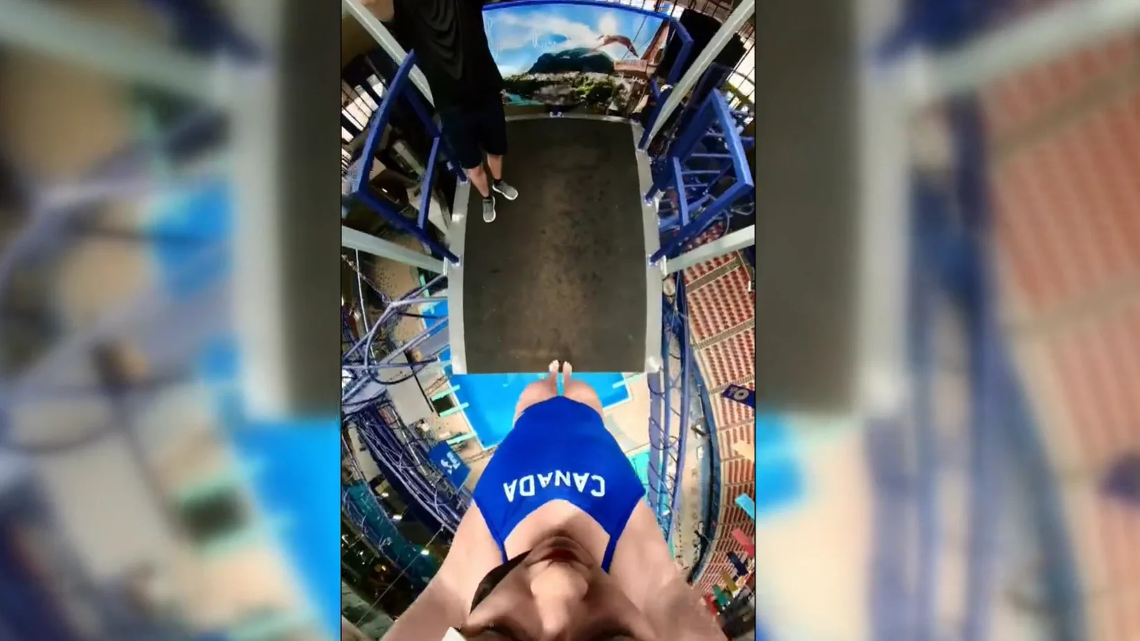 Una clavadista se dispone a ejecutar un salto