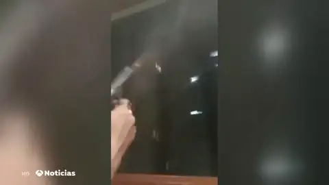 Investigan el vídeo de un hombre disparando desde una ventana en Laguna de Duero, Valladolid Investigan el vídeo de un hombre disparando desde una ventana en Laguna de Duero, Valladolid