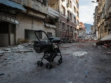Carrito de bebé tras los terremotos en Turquía Carrito de bebé tras los terremotos en Turquía