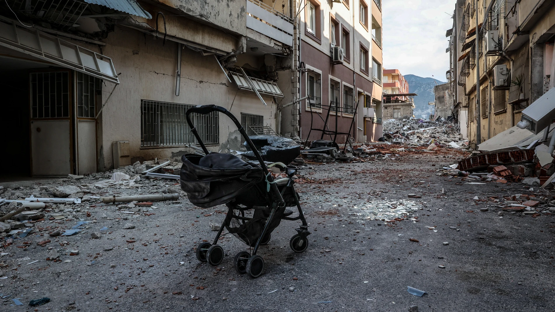 Carrito de bebé tras los terremotos en Turquía