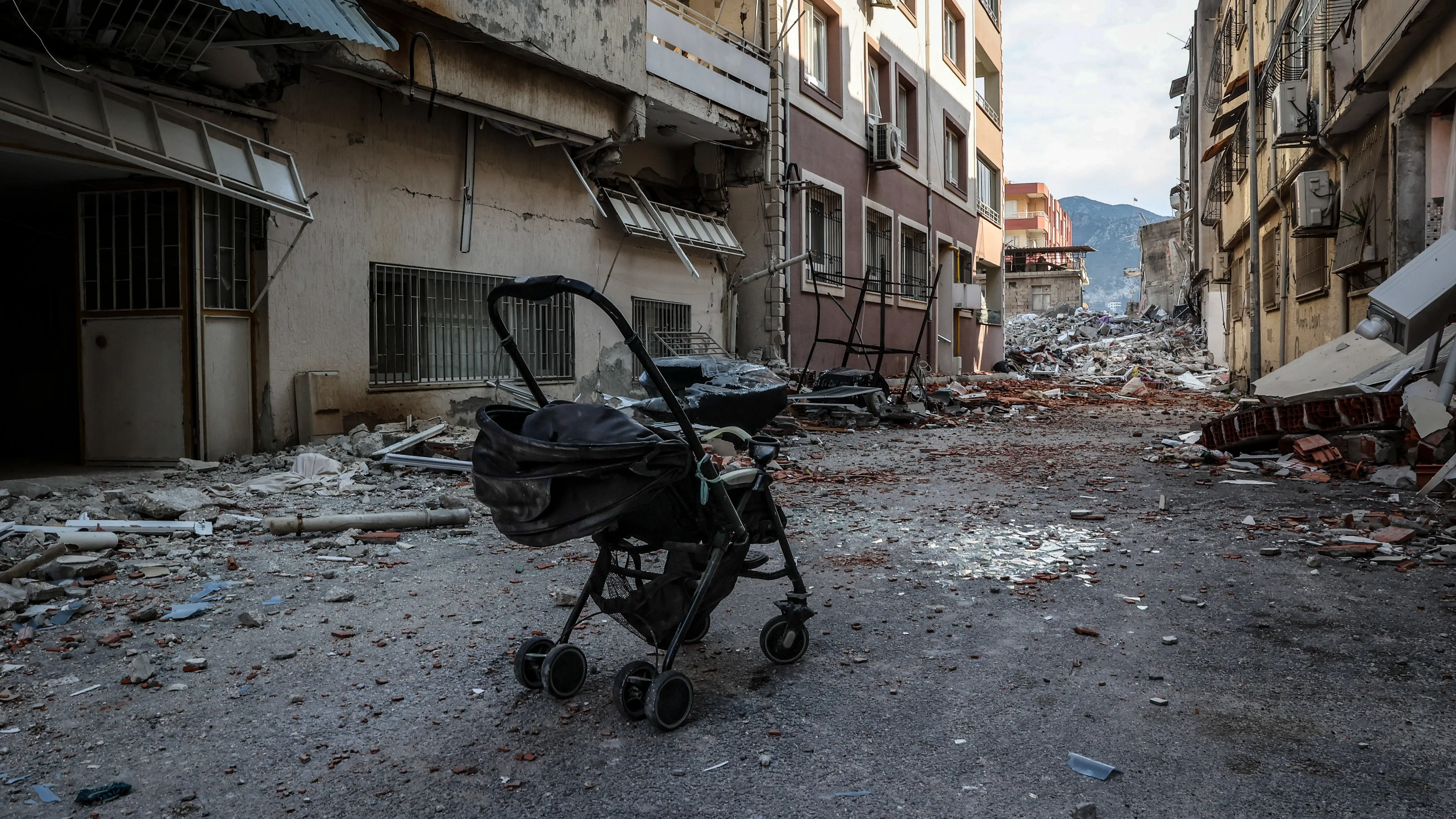 Carrito de bebé tras los terremotos en Turquía Carrito de bebé tras los terremotos en Turquía