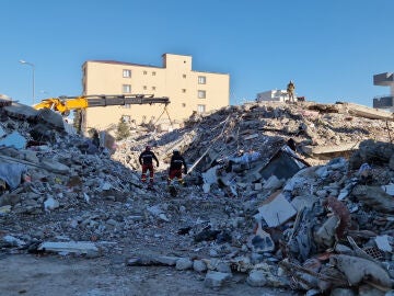 Efectivos de la UME buscan entre los escombros en Ganzitep, Turquía