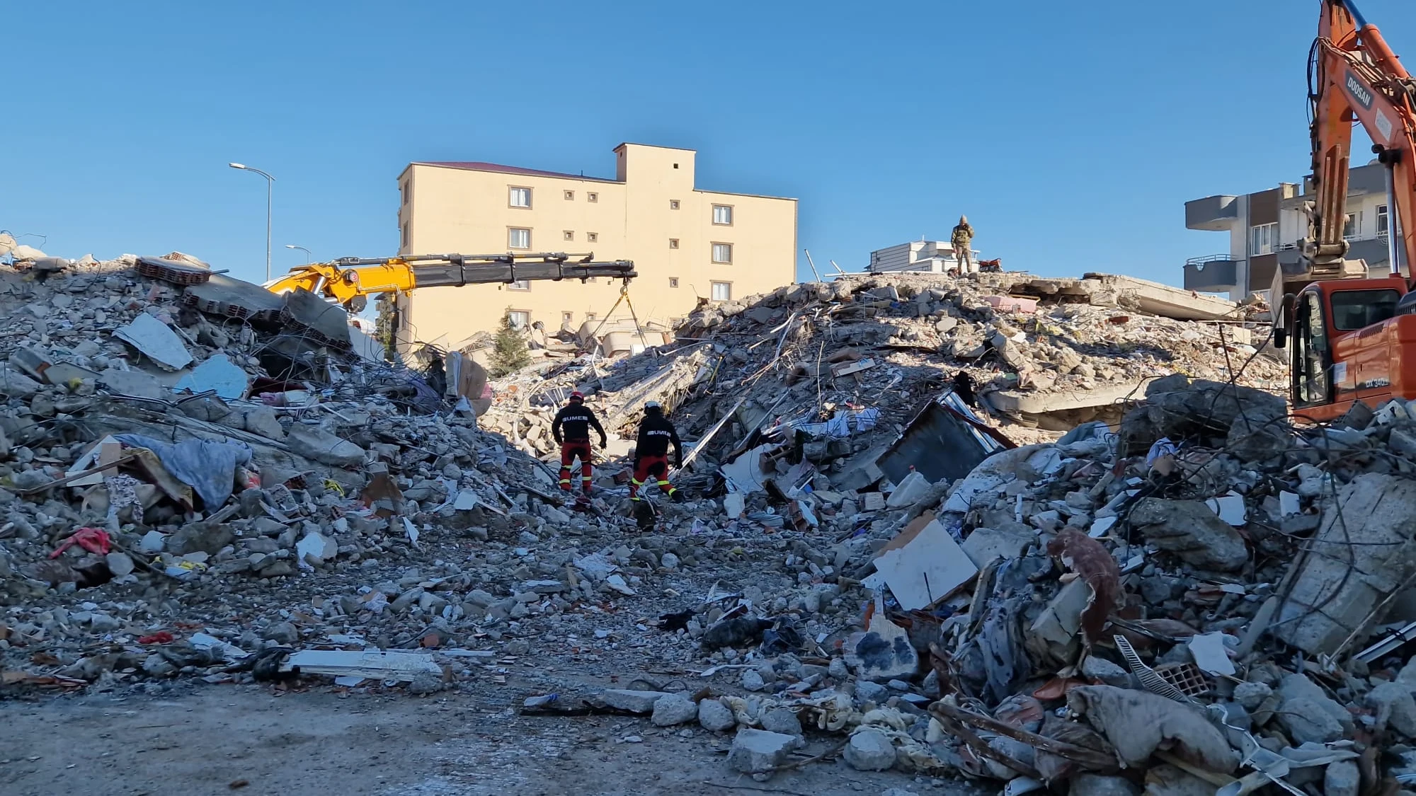 Efectivos de la UME buscan entre los escombros en Ganzitep, Turquía Efectivos de la UME buscan entre los escombros en Ganzitep, Turquía