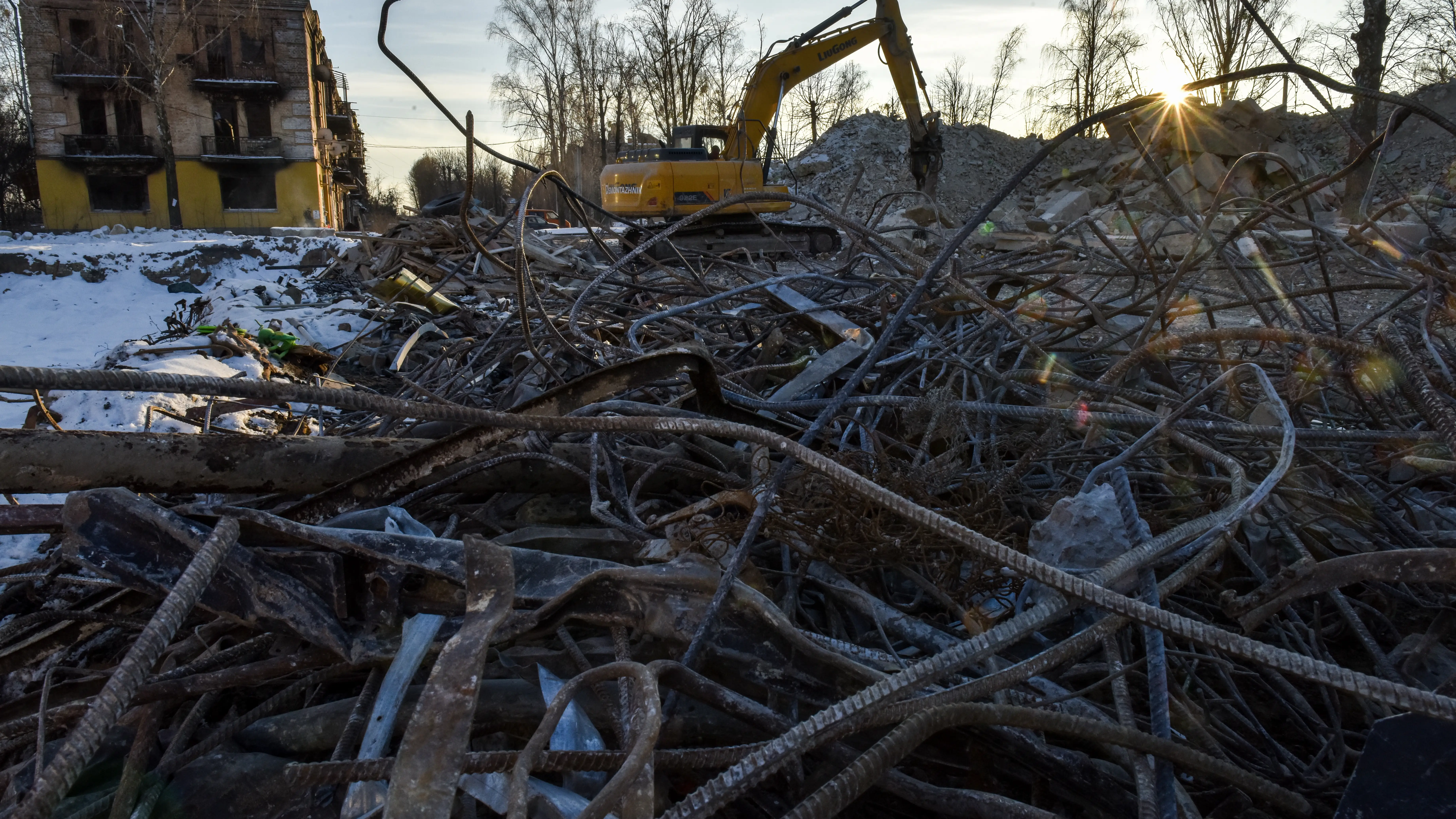 Trabajos de demolición de bloques de apartamentos, destruidos por los ataques aéreos rusos en marzo, en Hostomel, Ucrania, este 9 de febrero Trabajos de demolición de bloques de apartamentos, destruidos por los ataques aéreos rusos en marzo, en Hostomel, Ucrania, este 9 de febrero