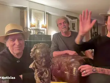 Joaquín Sabina recibe su primer Goya el día de su cumpleaños junto a Leiva: "Es un placer compartirlo con él" Joaquín Sabina recibe su primer Goya el día de su cumpleaños junto a Leiva: "Es un placer compartirlo con él"
