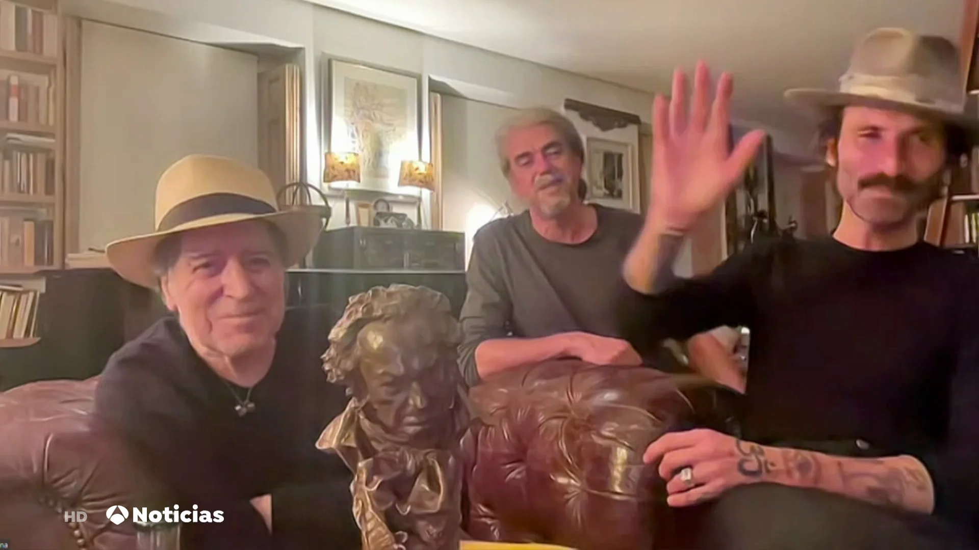 Joaquín Sabina recibe su primer Goya el día de su cumpleaños junto a Leiva: "Es un placer compartirlo con él" Joaquín Sabina recibe su primer Goya el día de su cumpleaños junto a Leiva: "Es un placer compartirlo con él"