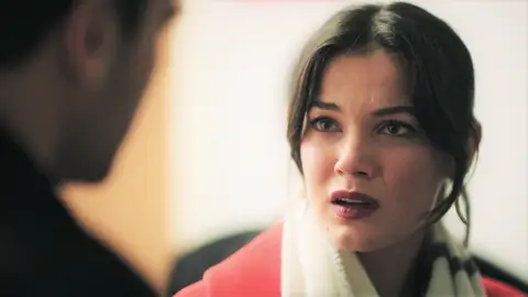 Yekta cumple sus amenazas: ¡La acusación pide cadena perpetua para Ceylin por el asesinato de Engin! Yekta cumple sus amenazas: ¡La acusación pide cadena perpetua para Ceylin por el asesinato de Engin!