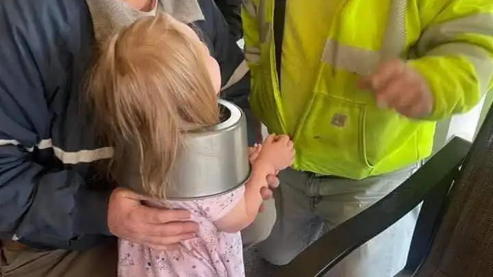 Imagen de la niña atrapada en el molde Imagen de la niña atrapada en el molde