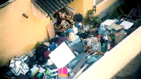 Su vecino lleva seis años acumulando basura en casa: "Hay problemas de ratas, de insectos y humedades" Su vecino lleva seis años acumulando basura en casa: "Hay problemas de ratas, de insectos y humedades"