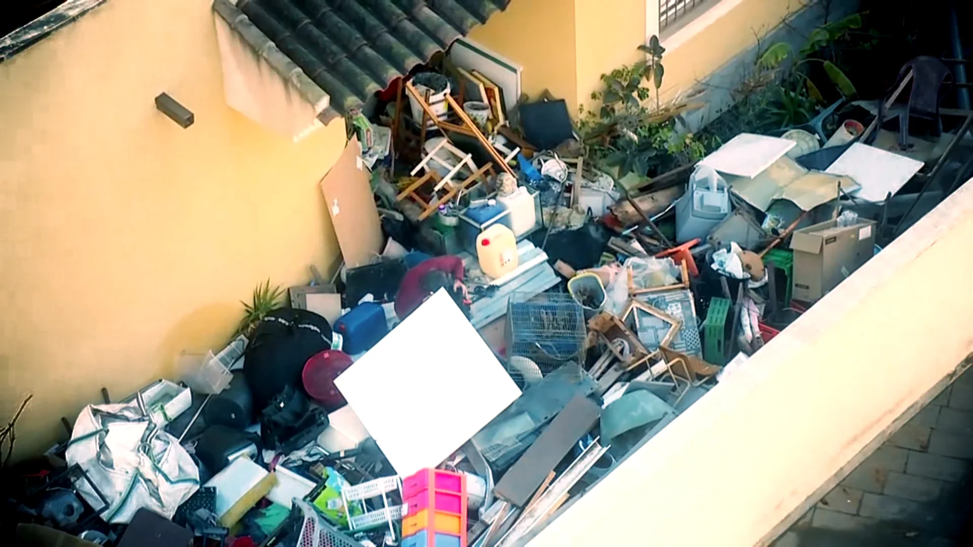 Su vecino lleva seis a&ntilde;os acumulando basura en casa: "Hay problemas de ratas, de insectos y humedades"
