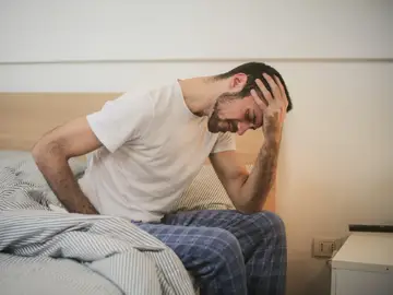 Imagen de un hombre con dolor de barriga Imagen de un hombre con dolor de barriga