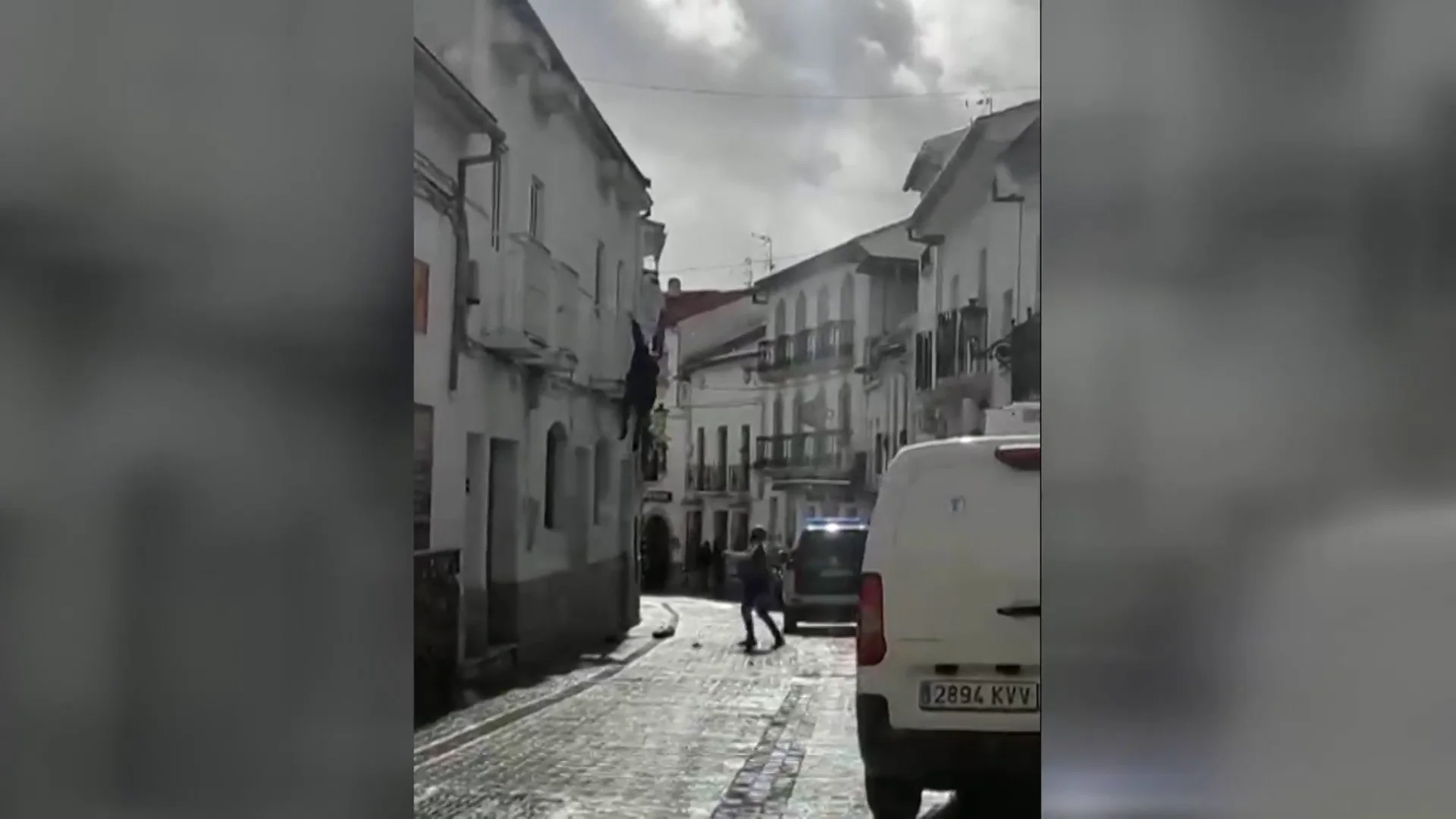 Un presunto maltratador salta por el balcón Un presunto maltratador salta por el balcón