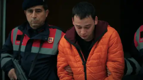 ¡Hola! Hemos dejado preparado en el gestor el resumen del capítulo (9:00h): En el último capítulo de ‘Hermanos’: Por fin la suerte sonríe a los Eren... ¡Emel sale ilesa del accidente! Y ya está publicado el avance del martes: En el próximo capítulo de 'Hermanos': Ayla ridiculiza a Resul y le advierte que no firmará los papeles del divorcio ¡Hola! Hemos dejado preparado en el gestor el resumen del capítulo (9:00h): En el último capítulo de ‘Hermanos’: Por fin la suerte sonríe a los Eren... ¡Emel sale ilesa del accidente! Y ya está publicado el avance del martes: En el próximo capítulo de 'Hermanos': Ayla ridiculiza a Resul y le advierte que no firmará los papeles del divorcio