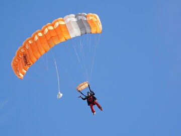 Imagen de un paracaidista