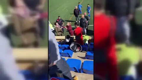 Pelea en un campo de fútbol Pelea en un campo de fútbol