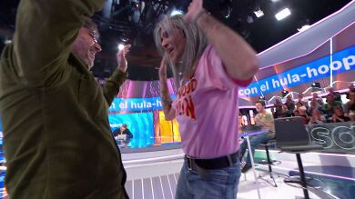 Jordi Évole ‘baila con la hula-hoop’ junto a Mario Vaquerizo: ¡Qué movimiento de cadera!