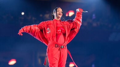 Rihanna sorprende al anunciar su segundo embarazo en la Super Bowl nueve meses después de dar a luz