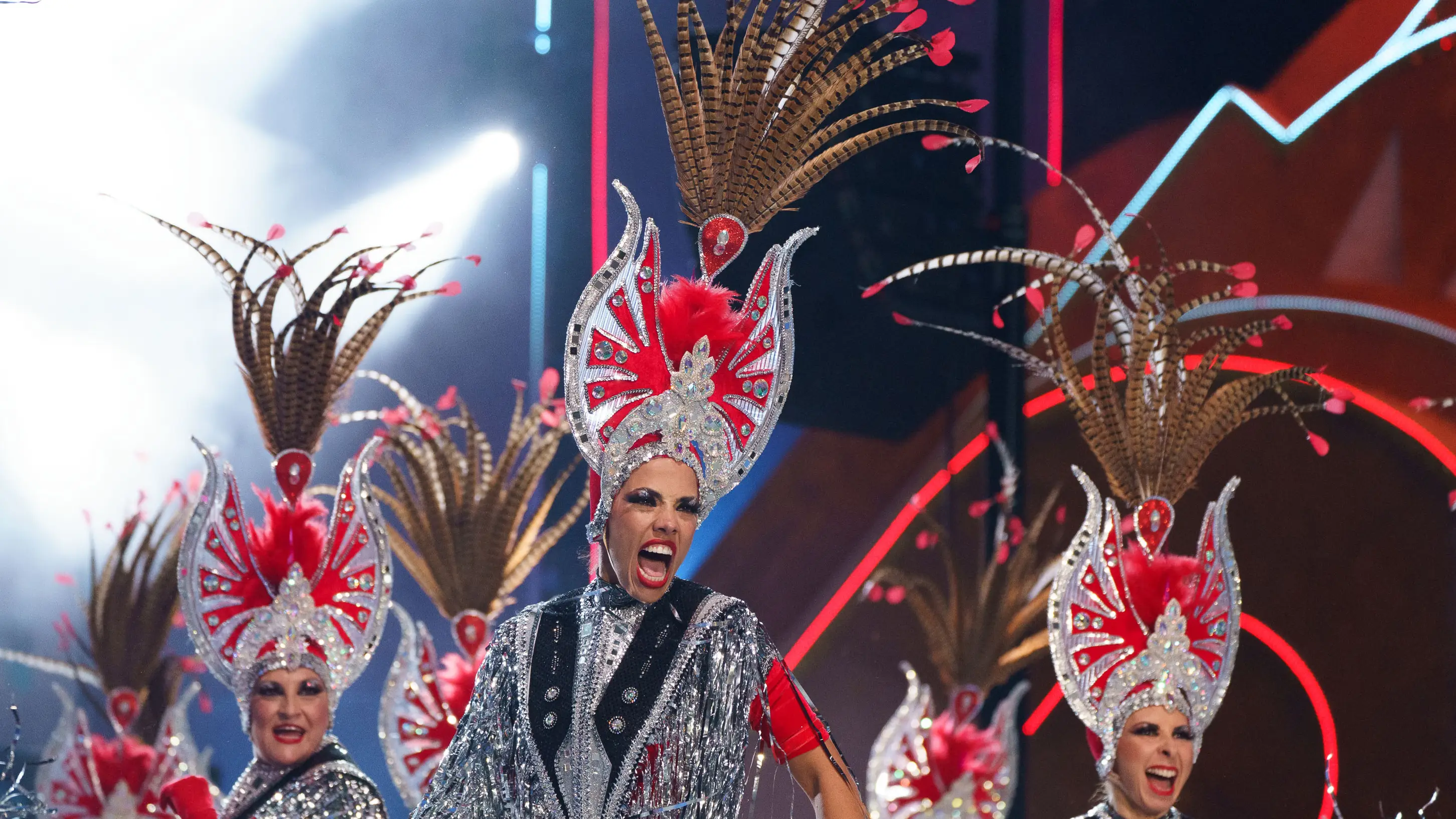 Una comparsa durante su actuación este sábado en el concurso de Comparsas del Carnaval de Santa Cruz de Tenerife Una comparsa durante su actuación este sábado en el concurso de Comparsas del Carnaval de Santa Cruz de Tenerife