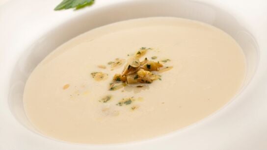 El alimento s&uacute;per barato y con toque de Karlos Argui&ntilde;ano: sopa de pollo y almendras