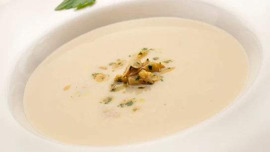 El alimento súper barato y con toque de Karlos Arguiñano: sopa de pollo y almendras El alimento súper barato y con toque de Karlos Arguiñano: sopa de pollo y almendras