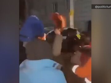 El momento de la pelea entre saqueadores y voluntarios