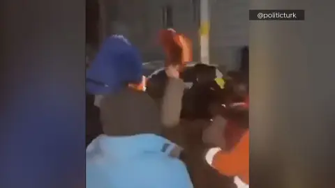 El momento de la pelea entre saqueadores y voluntarios El momento de la pelea entre saqueadores y voluntarios