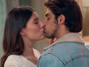 ¿Una despedida de su amor?: Andrea besa a Ciriaco antes de su boda con Alberto