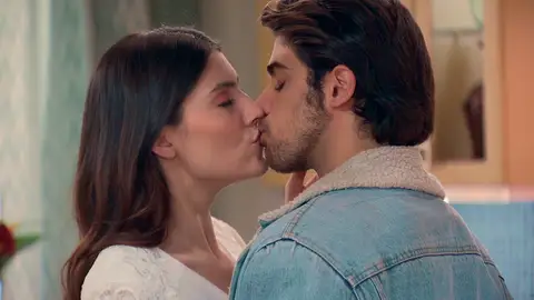 ¿Una despedida de su amor?: Andrea besa a Ciriaco antes de su boda con Alberto ¿Una despedida de su amor?: Andrea besa a Ciriaco antes de su boda con Alberto