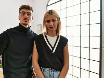 Un chico y una chica, compañeros de trabajo Un chico y una chica, compañeros de trabajo