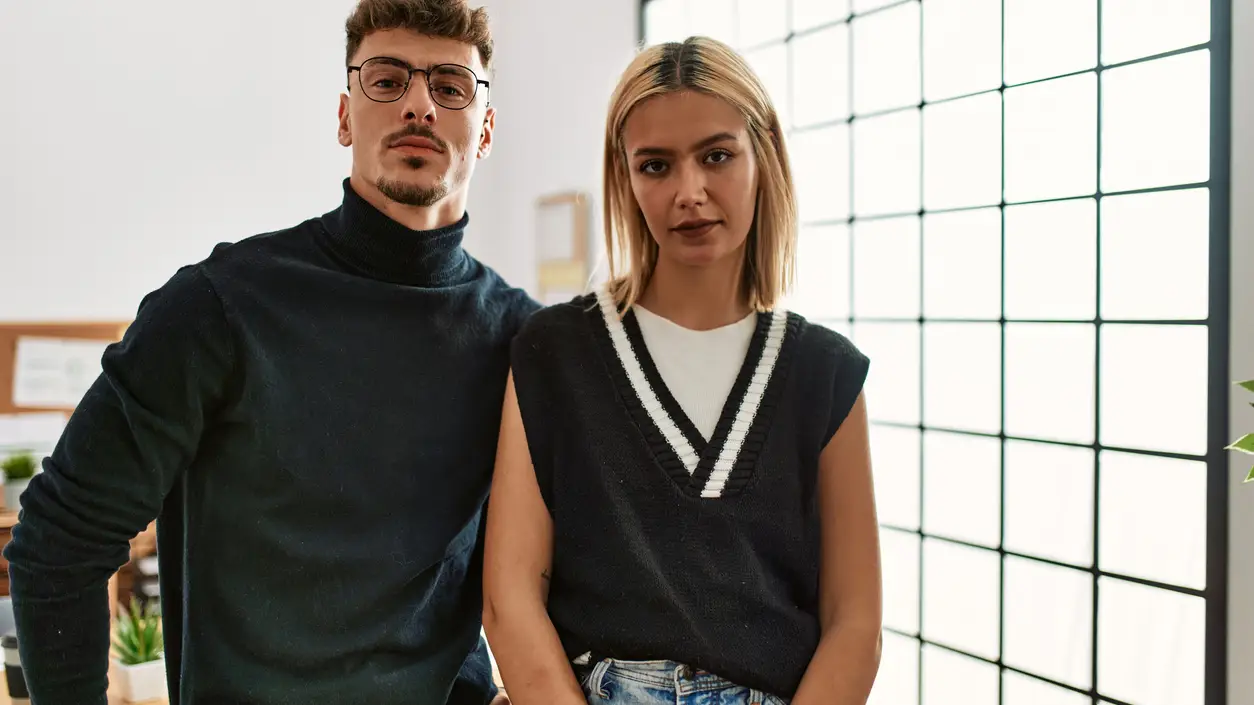 Un chico y una chica, compañeros de trabajo Un chico y una chica, compañeros de trabajo