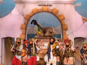 La chirigota Frente talibán de la república irreverente de Kadikadistán durante su actuación La chirigota Frente talibán de la república irreverente de Kadikadistán durante su actuación
