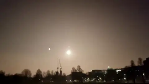 Imágenes que muestran el momento de la explosión del asteroide en Brighton y Surrey Asteroide golpea la atmósfera y explota sobre el Canal de la Mancha
